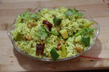 Taze yeşil mango pilavı beyaz arkaplanda izole edilmiş.