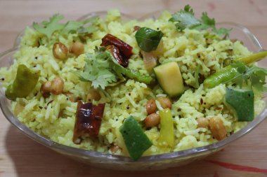 Taze yeşil mango pilavı beyaz arkaplanda izole edilmiş.