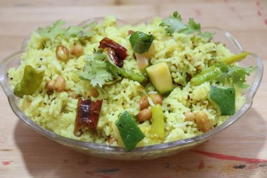 Taze yeşil mango pilavı beyaz arkaplanda izole edilmiş.