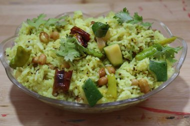 Taze yeşil mango pilavı beyaz arkaplanda izole edilmiş.