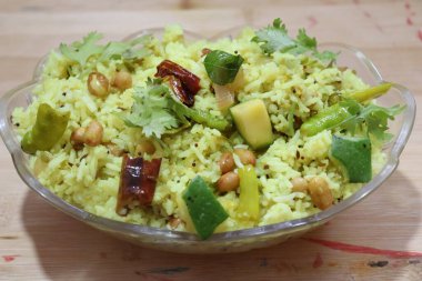 Taze yeşil mango pilavı beyaz arkaplanda izole edilmiş.