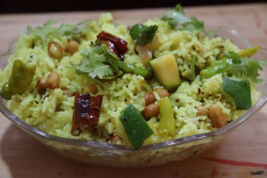 Taze yeşil mango pilavı beyaz arkaplanda izole edilmiş.