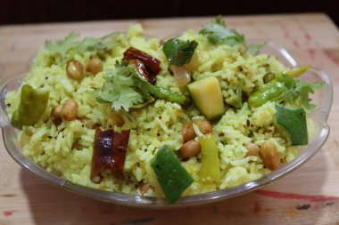 Taze yeşil mango pilavı beyaz arkaplanda izole edilmiş.