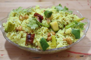 Taze yeşil mango pilavı beyaz arkaplanda izole edilmiş.