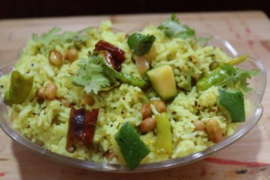 Taze yeşil mango pilavı beyaz arkaplanda izole edilmiş.