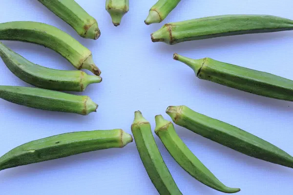 Φρέσκια Νεαρή Κυρία Δάχτυλα Okra Λευκό Φόντο — Φωτογραφία Αρχείου