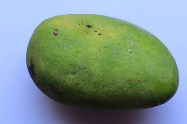 Buah Mangga Hijau Segar Terisolasi Latar Belakang Putih — Stok Foto