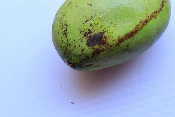 Frische Grüne Mangofrüchte Isoliert Auf Weißem Hintergrund — Stockfoto
