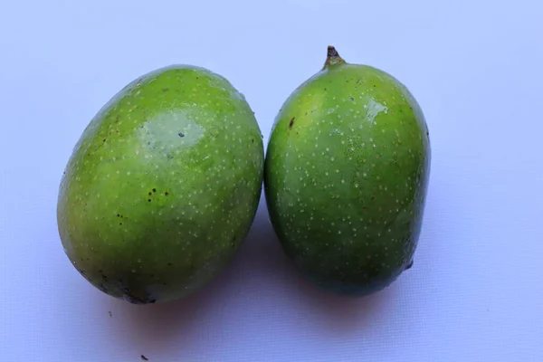 Fruta Manga Verde Fresca Isolada Sobre Fundo Branco — Fotografia de Stock