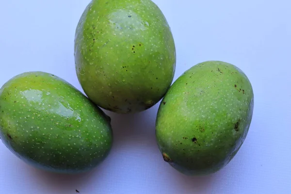 Fruta Fresca Mango Verde Aislada Sobre Fondo Blanco — Foto de Stock