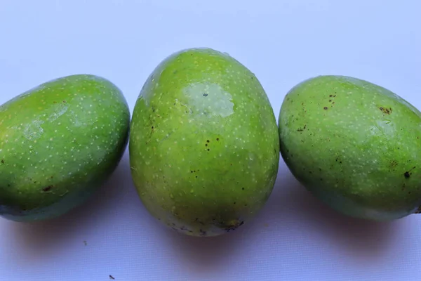 Fruta Manga Verde Fresca Isolada Sobre Fundo Branco — Fotografia de Stock
