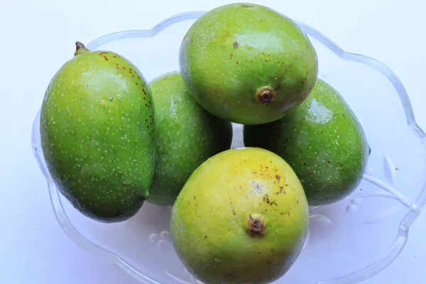 Fruta Fresca Mango Verde Aislada Sobre Fondo Blanco — Foto de Stock