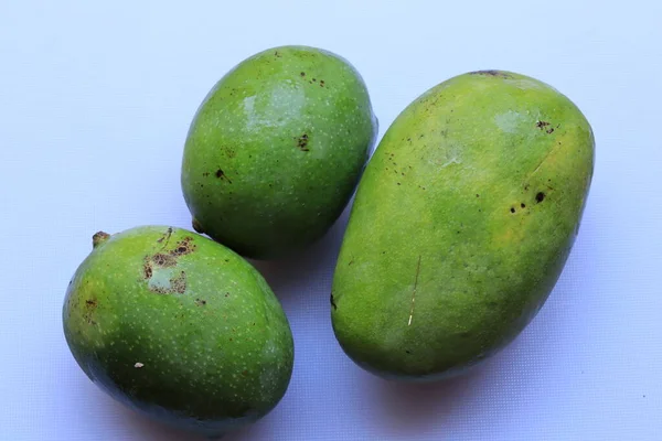 Fruta Manga Verde Fresca Isolada Sobre Fundo Branco — Fotografia de Stock