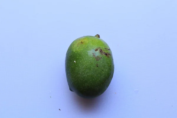 Beyaz Arka Planda Taze Yeşil Mango Meyvesi — Stok fotoğraf