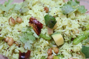 Taze yeşil mango pilavı beyaz arkaplanda izole edilmiş.