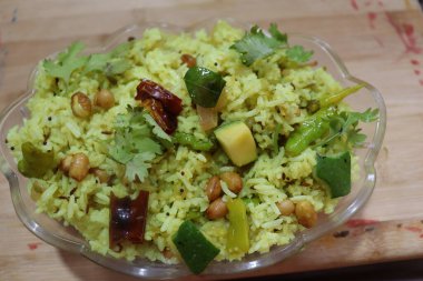 Taze yeşil mango pilavı beyaz arkaplanda izole edilmiş.