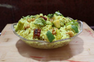 Taze yeşil mango pilavı beyaz arkaplanda izole edilmiş.