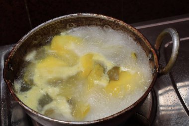 Taze Yeşil Mango Rasam beyaz arkaplanda izole edildi