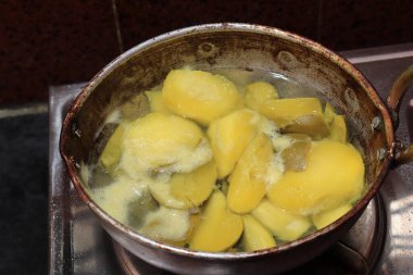 Taze Yeşil Mango Rasam beyaz arkaplanda izole edildi