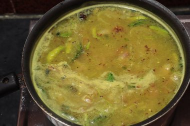 Taze Yeşil Mango Rasam beyaz arkaplanda izole edildi