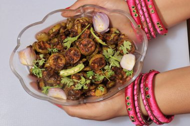 Beyaz arka planda çiğ yeşil Coccinia grandis kızartması veya sarmaşık kabağı