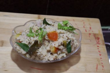 Çiğ Semolina unu veya Rava tozu beyaz arka planda izole edilmiş.