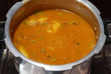 Dal sambhar Taze Davul Çubuğu Kapsülleri Beyaz Arkaplanda İzole Edildi 