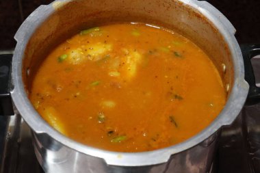 Dal sambhar Taze Davul Çubuğu Kapsülleri Beyaz Arkaplanda İzole Edildi 