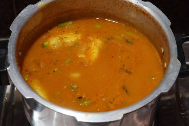 Dal sambhar Taze Davul Çubuğu Kapsülleri Beyaz Arkaplanda İzole Edildi 