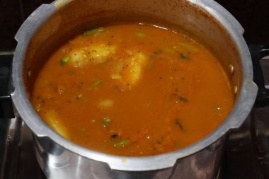 Dal sambhar Taze Davul Çubuğu Kapsülleri Beyaz Arkaplanda İzole Edildi 