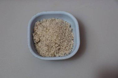 Oraganic Hindistan cevizi tozu beyaz arkaplanda izole edildi