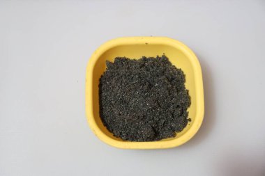 Til Gul ya da Tatlı Susam tozu beyaz arka planda