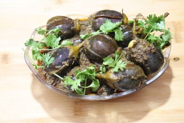 Taze Çiğ Mor Patlıcan Brinjal Masala Köri veya Beyaz arka planda izole edilmiş Patlıcan 