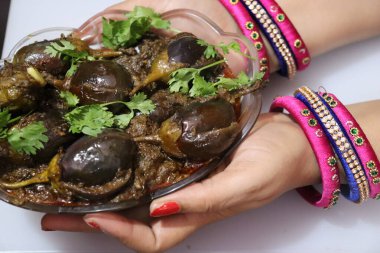 Taze Dilimlenmiş Mor Patlıcan Brinjal veya Beyaz arka planda izole edilmiş Patlıcan 