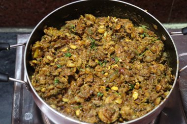 Kesilmiş acı kavun, köri, beyaz arka planda izole edilmiş.