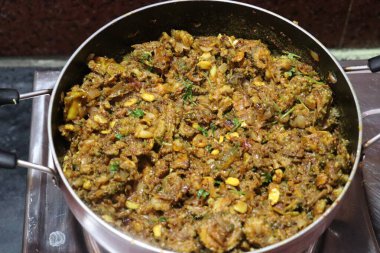 Kesilmiş acı kavun, köri, beyaz arka planda izole edilmiş.