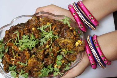 Beyaz arka planda taze organik acı kavun körisi