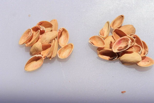 Cáscaras Pistachos Aisladas Sobre Fondo Blanco — Foto de Stock