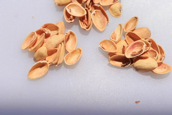 Cáscaras Pistachos Aisladas Sobre Fondo Blanco — Foto de Stock