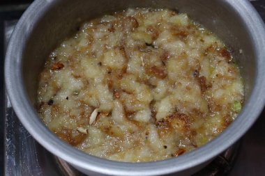  Dilimlenmiş ekmek halkası tatlı tatlı ekmekle hazırlanmış ve bademle süslenmiş.