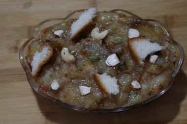  Dilimlenmiş ekmek halkası tatlı tatlı ekmekle hazırlanmış ve bademle süslenmiş.