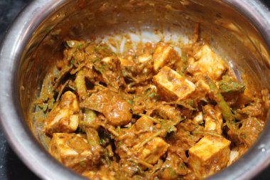 Paneer Mançurya ya da Paneer 65 siyah beton arka planda kasede