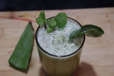 Aloe vera yaprak ve hamuru parçaları beyaz bir arkaplanda izole edilmiş.