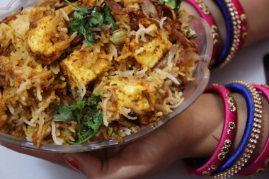 Paneer Mançurya biryani 'si beyaz beton arka planda kasede