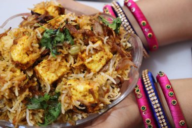 Paneer Dum Biryani siyah beton arka planda kasede