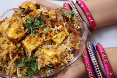 Paneer Dum Biryani siyah beton arka planda kasede