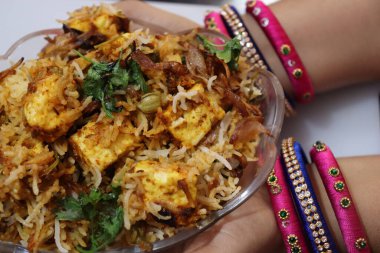 Paneer Dum Biryani siyah beton arka planda kasede