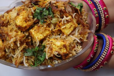 Paneer Dum Biryani siyah beton arka planda kasede