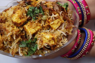 Paneer Dum Biryani siyah beton arka planda kasede