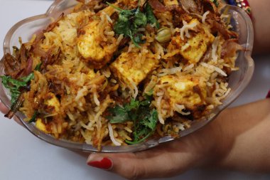 Paneer Dum Biryani siyah beton arka planda kasede
